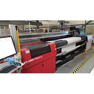 Machine d'impression UV très grand format (320cm de laize) 6 couleurs + blanc.
Sa grande vitesse et sa haute qualité d'impression nous permettent de réaliser vos impressions sur bâches, toiles et vinyles blancs ou incolores dans des délais courts. N... 